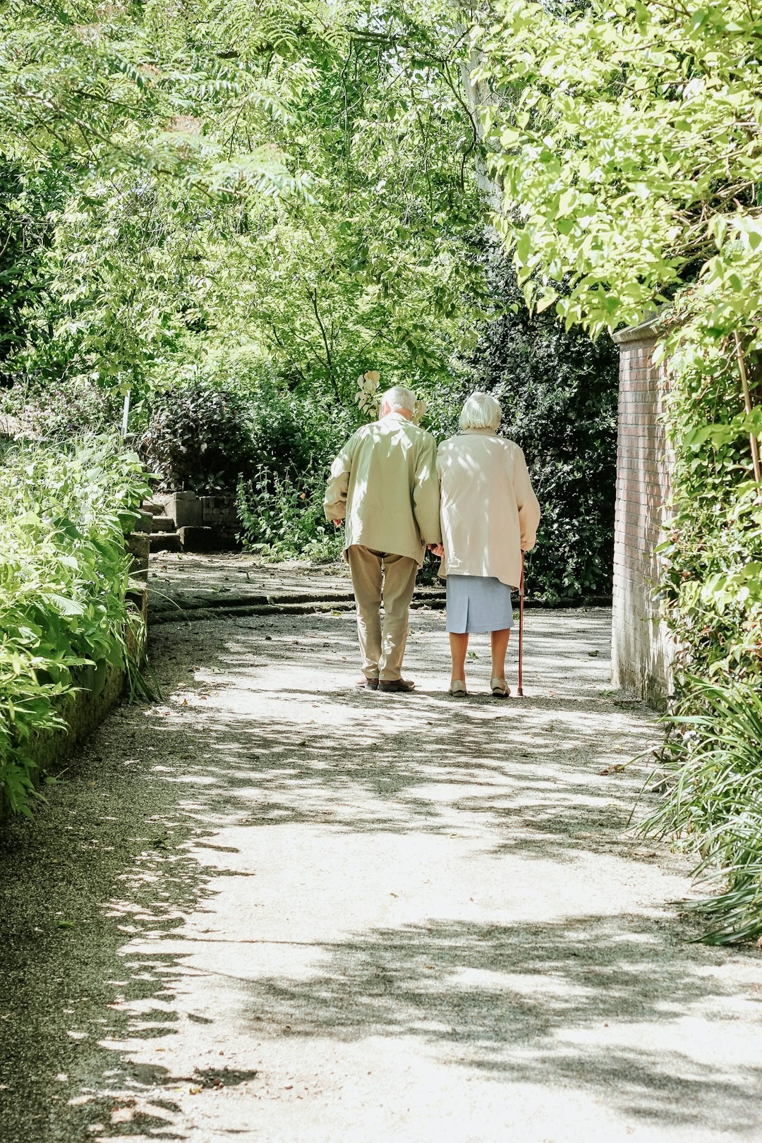 Elderly couple taking a walk through the park. Arboretum Trompenburg, Rotterdam.